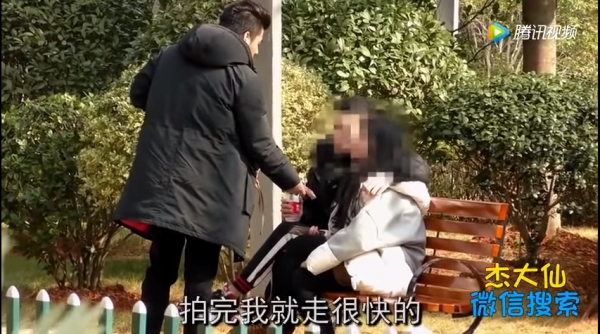 陌生人借女友拍親密照，沒想到男友看到白花花的鈔票!居然下一秒就這樣做......網友大罵:渣男!