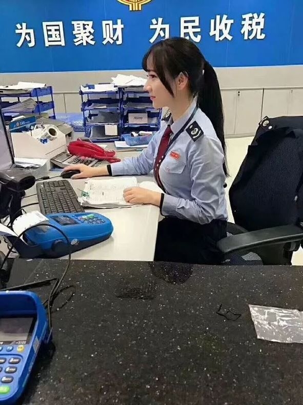 去繳稅驚見極品女職員 「連車頭燈都好大」！網友卻眼尖疑點…驚呼不單純