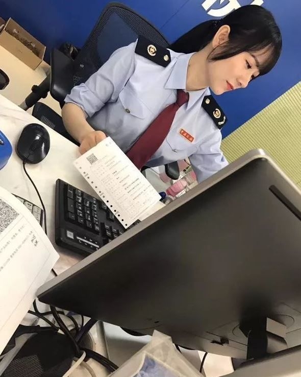 去繳稅驚見極品女職員 「連車頭燈都好大」！網友卻眼尖疑點…驚呼不單純