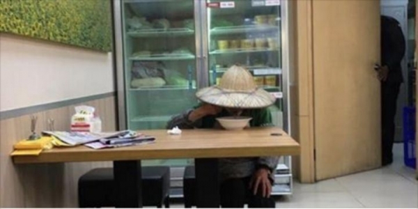 正妹發現婆婆付不起飯錢隻能點一碗湯，她好心「留下她名片」給店家時說的這一句話讓大家都被感動了！