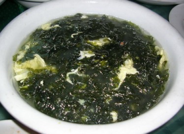 正妹發現婆婆付不起飯錢隻能點一碗湯，她好心「留下她名片」給店家時說的這一句話讓大家都被感動了！