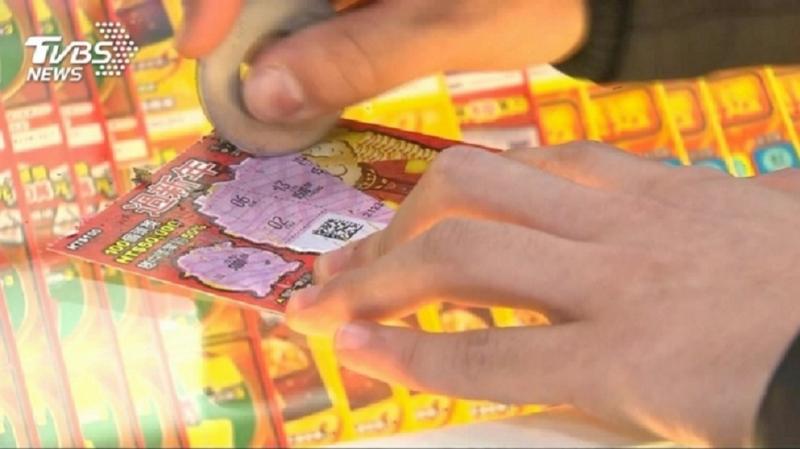 叔叔幫我挑！他好心替小妹妹「買300元刮刮樂」　微笑看著對方「刮開所有金額」臉馬上垮掉