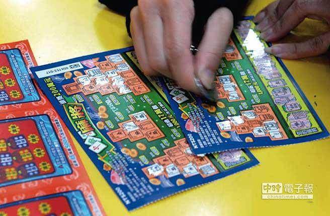 叔叔幫我挑！他好心替小妹妹「買300元刮刮樂」　微笑看著對方「刮開所有金額」臉馬上垮掉