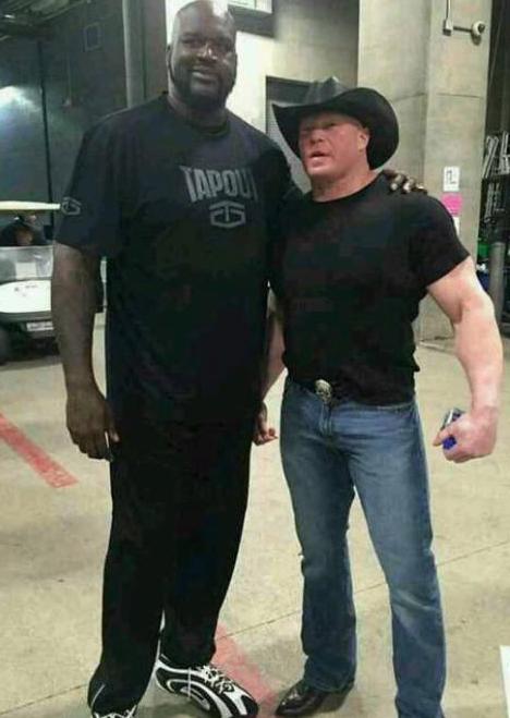 無論你的肌肉多麼強悍也別跟NBA球星合影，巨石強森最尷尬，網友：差距很大