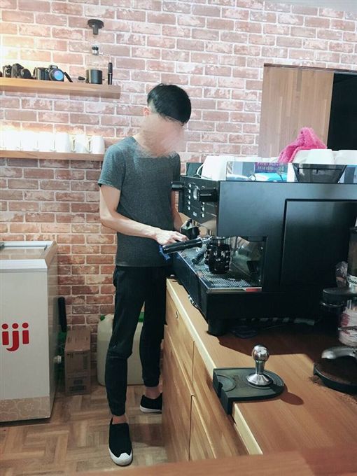 阿嬤吃飯一直問「我付錢了嗎？」　他決定當「欺騙老人的壞蛋」卻被所有人稱讚