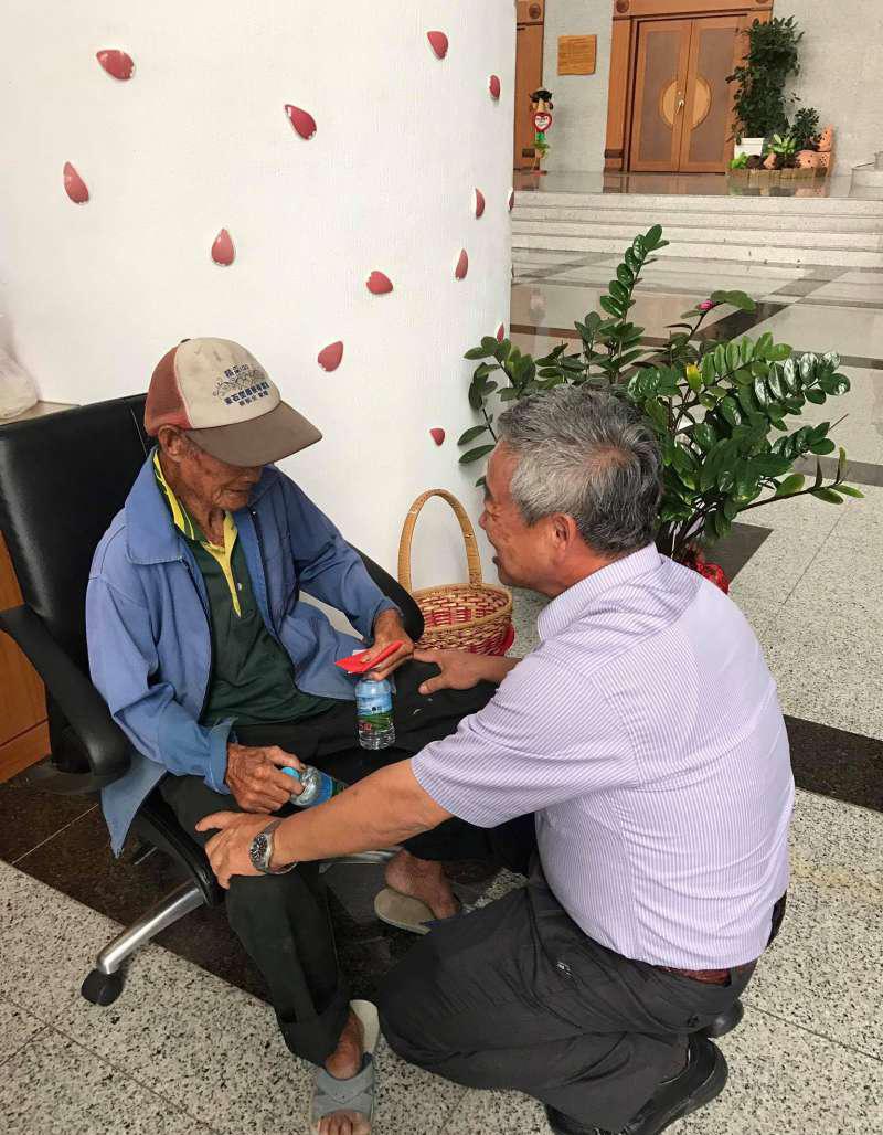 82歲阿公「拾荒3個月存1000元」打算為重病兒子慶生，沒想到舊鈔票竟「斷成6截」，讓他當場痛哭，所幸有議員這樣幫他！ 