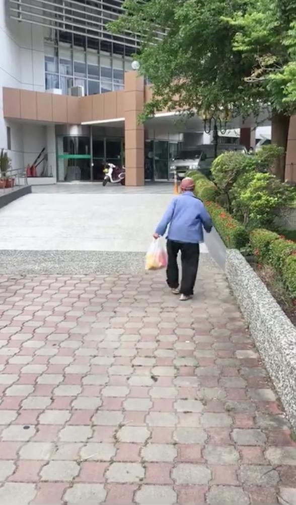 82歲阿公「拾荒3個月存1000元」打算為重病兒子慶生，沒想到舊鈔票竟「斷成6截」，讓他當場痛哭，所幸有議員這樣幫他！ 
