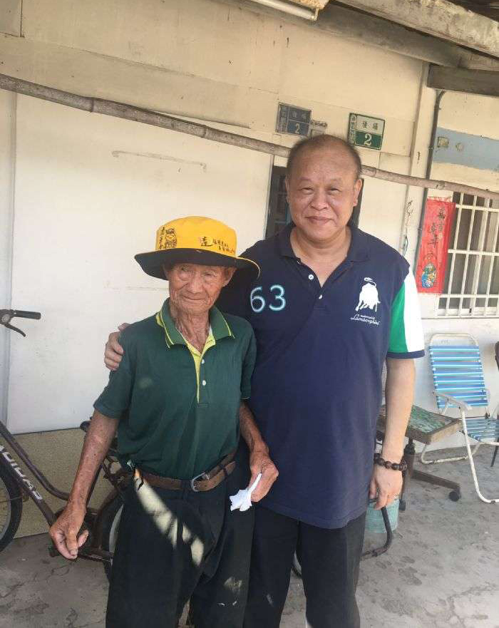 82歲阿公「拾荒3個月存1000元」打算為重病兒子慶生，沒想到舊鈔票竟「斷成6截」，讓他當場痛哭，所幸有議員這樣幫他！ 