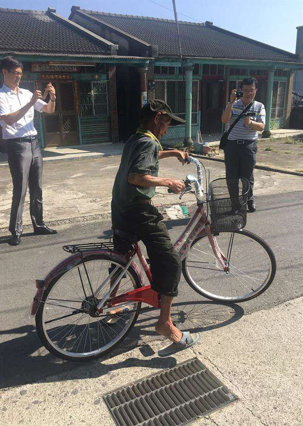 82歲阿公「拾荒3個月存1000元」打算為重病兒子慶生，沒想到舊鈔票竟「斷成6截」，讓他當場痛哭，所幸有議員這樣幫他！ 
