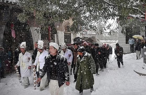  母親去世三天後，父親房裡傳出女人的聲音，打開門後我卻愣住了！