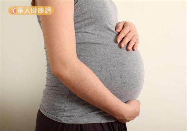  天生麗質仙女般的她，新婚沒多久卻一直戴著手套，某天丈夫趁她睡著把手套ㄧ脫，竟然發現背後可怕的真相！！