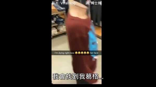 女孩哭泣擁抱許久未見的哥哥，媽媽居然告訴他一個「驚人的事實」!讓她哭奔跑走，網友大笑:根本戲精阿XDD