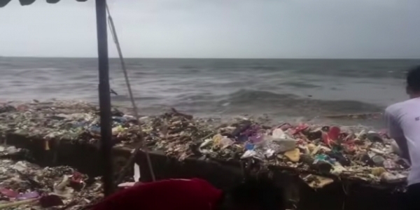 超震撼「垃圾海」讓人痛心！海邊掀「垃圾巨浪」！學生志工全嚇傻不知該怎麼辦！專家：2050年大海「塑膠會比魚多」！