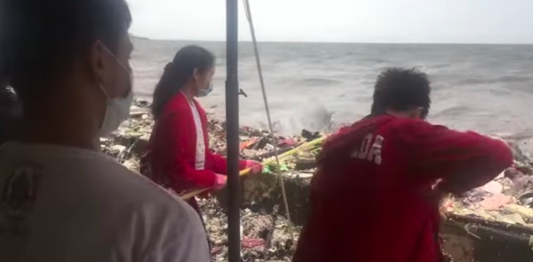 超震撼「垃圾海」讓人痛心！海邊掀「垃圾巨浪」！學生志工全嚇傻不知該怎麼辦！專家：2050年大海「塑膠會比魚多」！