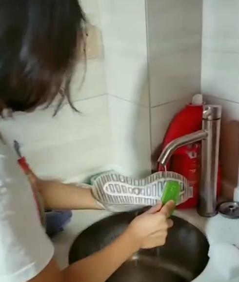 女子清洗運動鞋時，發現鞋底黏著一異物，摳下來後，直呼：發財了