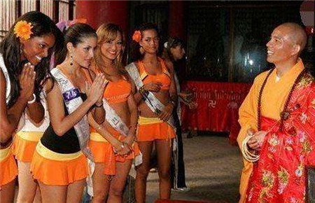 36歲名模為45歲和尚生下女兒 一家三口生活在寺廟如同世外桃源！
