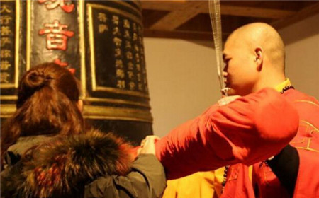 36歲名模為45歲和尚生下女兒 一家三口生活在寺廟如同世外桃源！