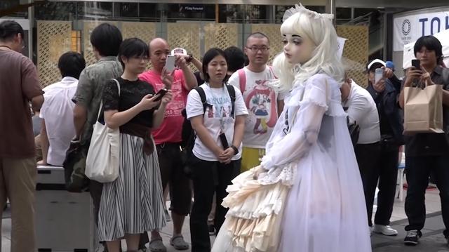 日本街頭出現「活人娃娃」，無數遊客拍照合影，成為一道風景線！