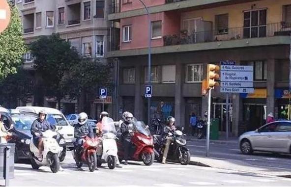 全球唯一禁止汽車上路的城市，違反將罰款1500，只允許開摩托