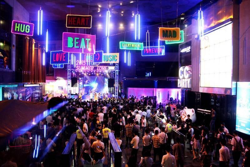 社會亂了～夜店很亂嗎？ 女大生PO經驗：被吃豆腐很正常，我也會喇上男生…