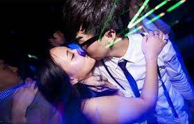 社會亂了～夜店很亂嗎？ 女大生PO經驗：被吃豆腐很正常，我也會喇上男生…