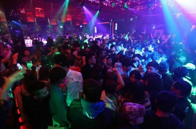 社會亂了～夜店很亂嗎？ 女大生PO經驗：被吃豆腐很正常，我也會喇上男生…