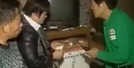 51歲女子還沒跟丈夫離婚，就戀上了36歲男友，三人同住一個屋，一夜之後受不了了……