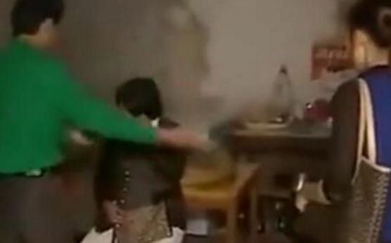 51歲女子還沒跟丈夫離婚，就戀上了36歲男友，三人同住一個屋，一夜之後受不了了……
