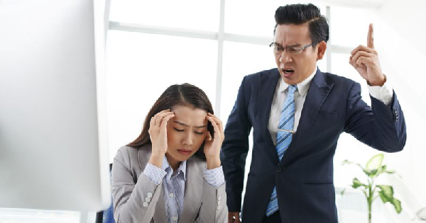 女職員陪同老闆坐火車出差，主動給老人讓座，隔天回公司上班，老闆：你被開除了！