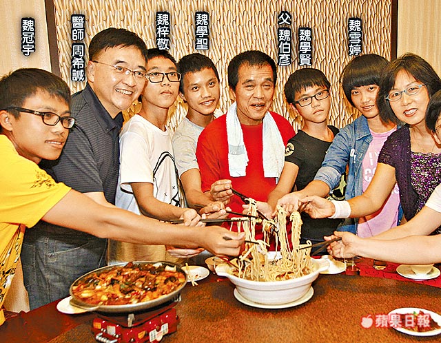 12年過去了！五姊弟「共用一碗麵」感動全台灣　如今長大「投身回饋社會」網友哭：天上的媽媽安心了