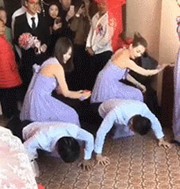 老婆的好姐妹說要過來一起洗澡，老婆讓她等我出差再來，感覺哪裡不對啊！ 