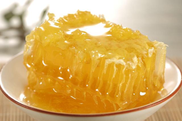 只要把蜂蜜瓶子倒過來，就可以辨別蜂蜜真假？才知道真的這麼簡單