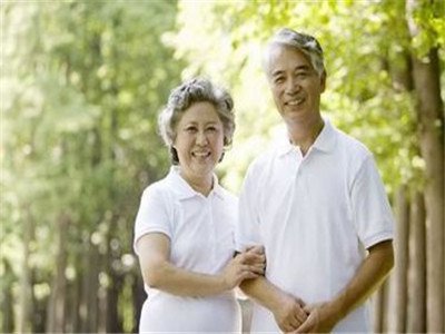 大肚子不用愁，學會這個動作，每天甩腿5分鐘，肚子一天比一天小！