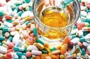 春節聚餐大吃大喝，服藥後這幾種食物您可千萬別碰！