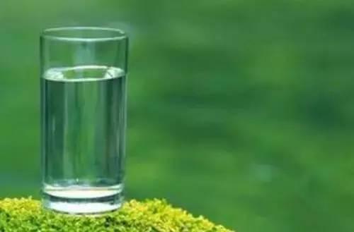 眼部周圍的困擾，就靠一杯加熱的水！