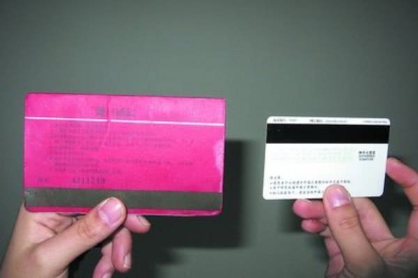 錢是放銀行卡好還是存摺好？銀行員工說漏了嘴，原來這樣最安全
