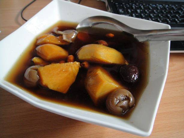 龍眼+紅棗+枸杞一起吃，功效非常好，一定要煮一碗來喝
