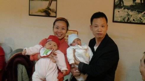 我生雙胞胎兒子，婆婆嫌棄嘲諷，只送兩百塊，滿月酒我反轉了