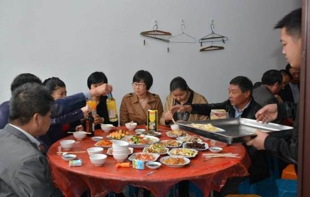 我生雙胞胎兒子，婆婆嫌棄嘲諷，只送兩百塊，滿月酒我反轉了