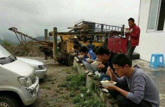 偶遇前妻街上乞討，我偷偷給十萬塊錢，半年後再相遇我愣住了