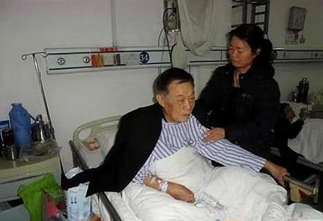 岳父癱瘓3年，女婿精心照顧，臨終20萬存款全給兒子，女婿卻樂了