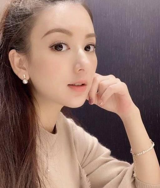 嫁大22歲老公成功產子被寵成公主，再挺孕肚拜年，被贊貴氣十足