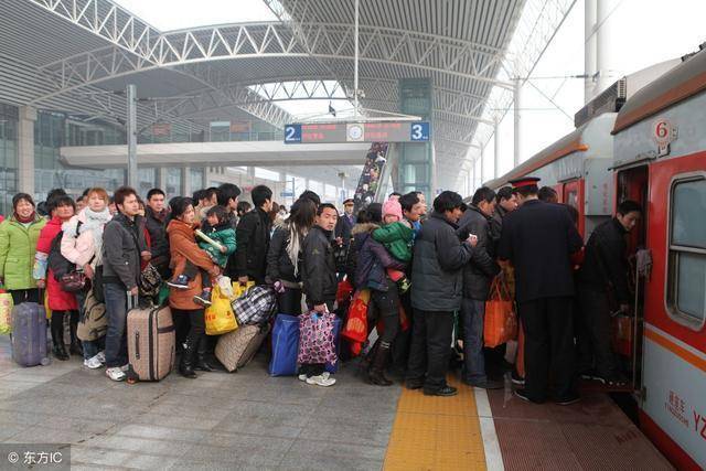 四歲女兒被陌生人抱走，母親追到火車站大喊五字，女兒失而復得