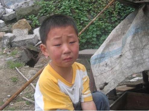 男子遭母親遺棄，多年後他找到當年老家，過路人一言，男子愣了