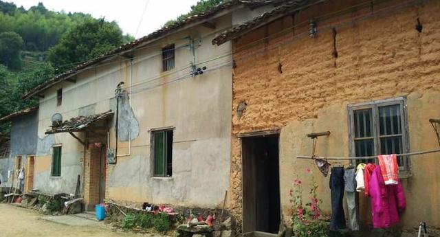 男子遭母親遺棄，多年後他找到當年老家，過路人一言，男子愣了