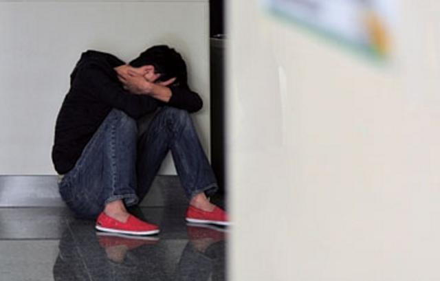 男子遭母親遺棄，多年後他找到當年老家，過路人一言，男子愣了