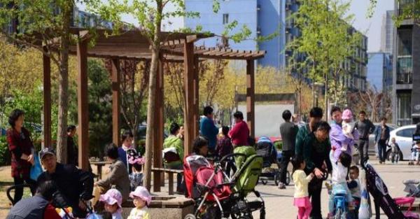 阿嬤帶孫女坐公交，孩子一喝奶就睡覺，旁邊大媽一個舉動救了女孩