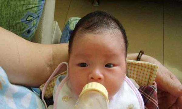 阿嬤帶孫女坐公交，孩子一喝奶就睡覺，旁邊大媽一個舉動救了女孩