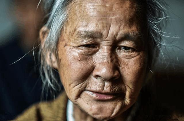 生了6個女兒，老太受盡嘲諷，20年後，一排豪車接她進城養老