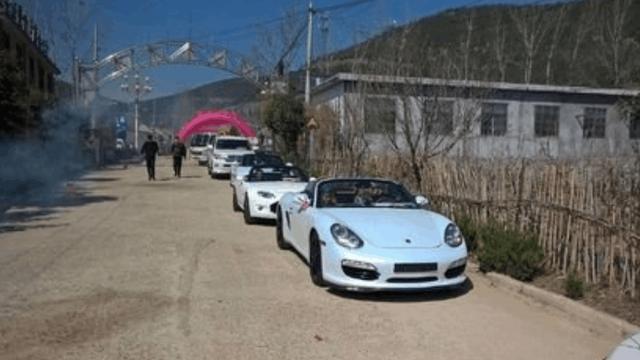 生了6個女兒，老太受盡嘲諷，20年後，一排豪車接她進城養老